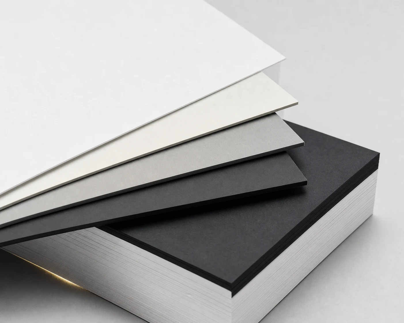 Selezione di carte lisce premium bianche, grigie e nere